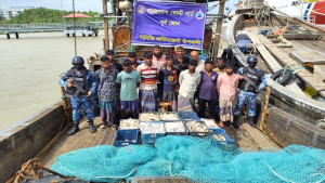 বাঁশখালীতে অবৈধ আর্টিসানাল ট্রলিং বোট জব্দ, ১৩ জেলে আটক