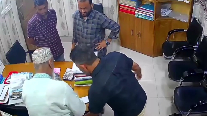 অণ্ডকোষ চেপে চেক-স্ট্যাম্পে স্বাক্ষর নেওয়া সেই ব্যক্তি গ্রেপ্তার