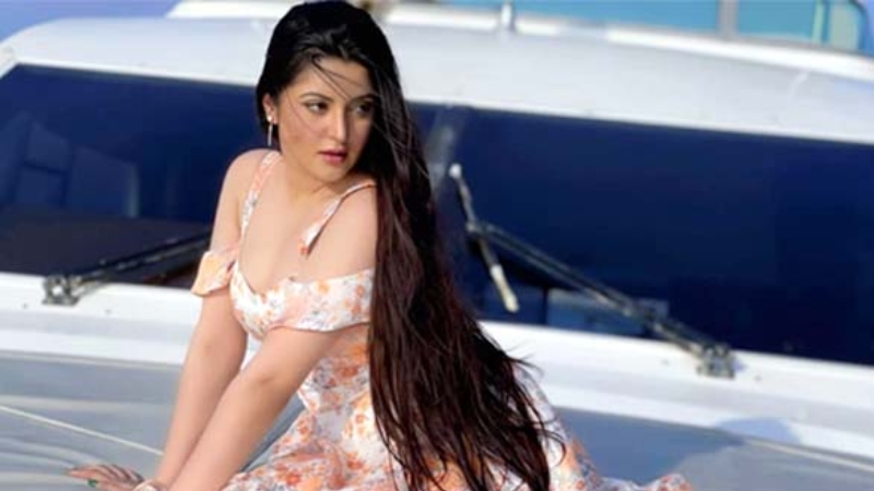 হঠাৎ দাঁড়াতে পারছেন না পরীমনি, কারণ কী