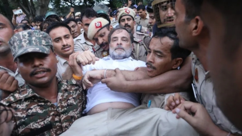 পুলিশ কানে কানে বলেছে ‘মোদি সরকারের পতন ঘটাতে হবে’: রাহুল গান্ধী