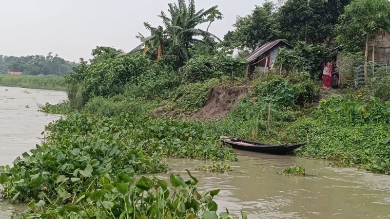 অবৈধ ড্রেজারের থাবায় ভিটেমাটি হারাচ্ছে শতাধিক পরিবার