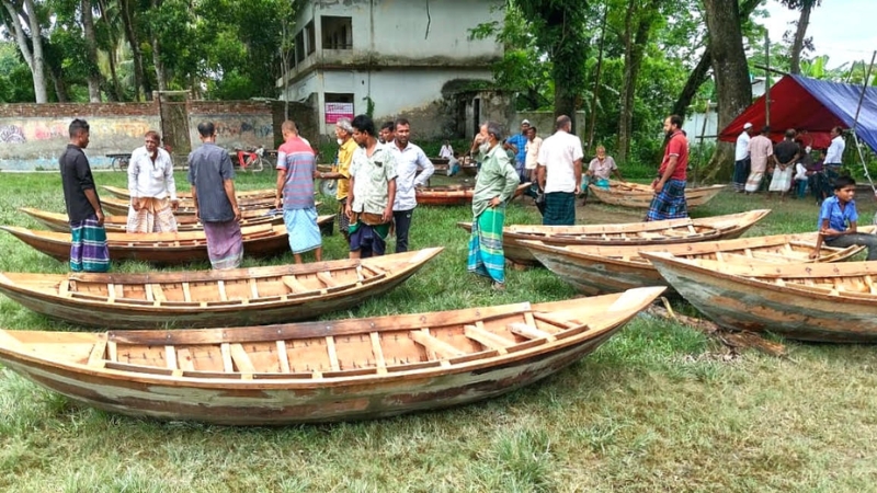 ঐতিহ্যবাহী বুড়িরহাটে এখনো বিক্রি হয় লাখ লাখ টাকার নৌকা