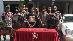 ৭ কোটি টাকার সোনা ভারতে পাচারের সময় দুইজন আটক