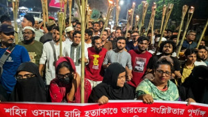 ঢাবিতে ইনকিলাব মঞ্চের মশাল মিছিল