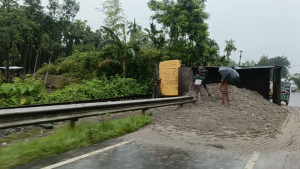 কুড়িগ্রামে বালুভর্তি ট্রাক উল্টে রেললাইন বন্ধ
