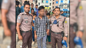 মোবাইল নিয়ে পালানোর সময় ছিনতাইকারী আটক