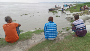 যমুনার তীরে ভাঙন আতঙ্ক