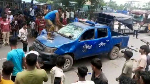 পুলিশের ওপর হামলা চালিয়ে গাড়ি ভাঙচুর