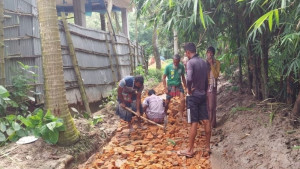 ‘জনপ্রতিনিধিরা শুধু আশ্বাস দেয়, তাই নিজেরাই রাস্তা সংস্কার করছি’