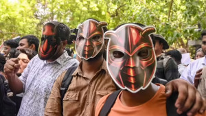 অনলাইন থেকে এবার রাজপথে ‘তেলাপোকারা’