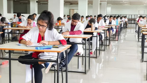 প্রবেশপত্র দেখে ছাত্রের চোখ কপালে, পরীক্ষার কেন্দ্র আড়াই হাজার কিমি দূরে আবুধাবিতে