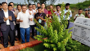 শহিদ ওয়াসিমের কবর জিয়ারত করলেন প্রধানমন্ত্রী