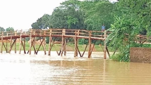 দুর্ভোগ লাঘবে নিজেরাই নির্মাণ করলেন সাঁকো