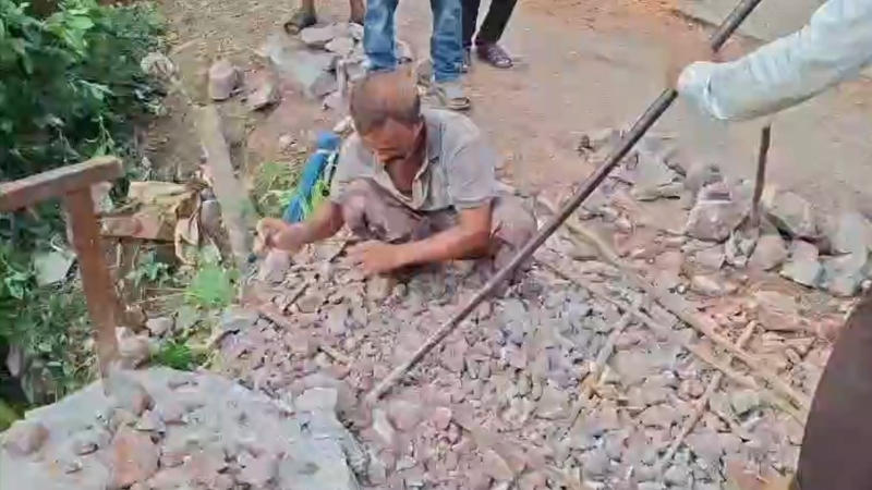 লোহার সেতুতে বাঁশের কঞ্চি!