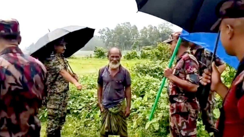 শূন্যরেখায় আটকে থাকা সেই বৃদ্ধ ফিরলেন পরিবারের কাছে