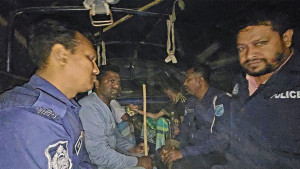 পুলিশের ওপর হামলা করে হ্যান্ডকাফসহ আসামি ছিনতাই