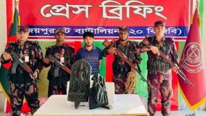 দুটি কষ্টিপাথরের মূর্তিসহ আটক ১