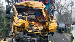 দাঁড়িয়ে থাকা ট্রাকে ধাক্কা, হেলপার নিহত