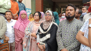 জাতীয় বিশ্ববিদ্যালয়ের সুবিধাবঞ্চিত কর্মকর্তা-কর্মচারীদের অবস্থান কর্মসূচি