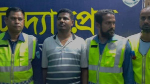 এসপি’র গাড়ি আটকে মব সৃষ্টির চেষ্টা, আটক ১