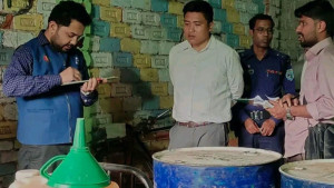 তেল বিক্রিতে অনিয়ম, দুই ব্যবসায়ীকে জরিমানা