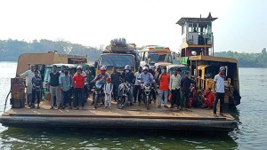 ৪০ বছরেও সেতু নেই, লিচুবাগান ফেরিঘাটে চরম ভোগান্তি