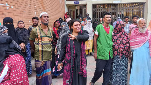 আধিপত্য বিস্তারকে কেন্দ্র ঘরে ঢুকে একজনকে কুপিয়ে হত্যা