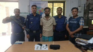 বিদেশি রিভলবার ও গুলিসহ যুবক গ্রেপ্তার