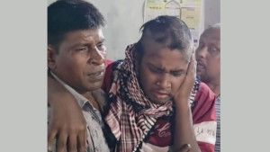 কিশোরকে বিবস্ত্র করে চুল কেটে নির্যাতন