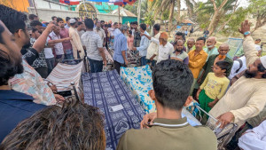 এক উঠানে ৯ মরদেহ, দাফনের অপেক্ষায় স্বজনেরা