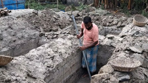 জীবনে প্রথম একসঙ্গে ৯ কবর খুঁড়লাম, হাত কাঁপছিল: গোরখোদক মুজিবর