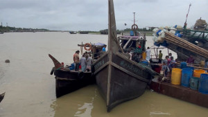 জ্বালানি তেল সংকটে বিপাকে হাজারো জেলে