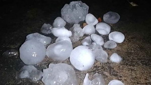 হঠাৎ শিলাবৃষ্টি, ফসল নিয়ে দুশ্চিন্তায় কৃষক