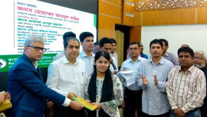 সাংবাদিক ও সাংবাদিকদের মেধাবী সন্তানের মাঝে চেক বিতরণ