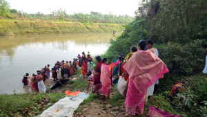 তুলশীগঙ্গা নদীর ধারে বারুণী স্নান, পূণ্য লাভের আশায় হাজারো পূণ্যার্থী