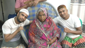 ৬০ বছরে প্রথমবার পরলেন ছেলের উপহার দেওয়া জামদানি