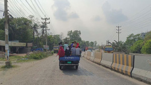 ঝুঁকি নিয়ে পিকআপে ছুটছেন যাত্রীরা