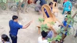 পুলিশের সামনেই বৃদ্ধকে পিটিয়ে হত্যার অভিযোগ