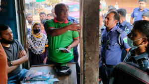 যাত্রী সেজে অতিরিক্ত ভাড়া আদায় হাতেনাতে ধরলেন ইউএনও