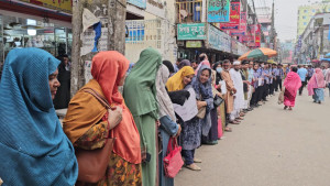 অধ্যক্ষের অনৈতিক কর্মকাণ্ডের বিরুদ্ধে মানববন্ধন
