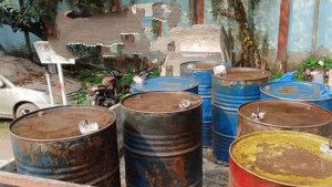 আলমডাঙ্গায় লরি ভর্তি তেল আটক