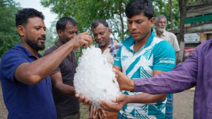 খেতে মিলল বিশাল আকৃতির শিলাখণ্ড