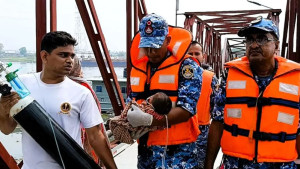 অসুস্থ নবজাতককে উদ্ধার করে হাসপাতালে পাঠালো কোস্টগার্ড