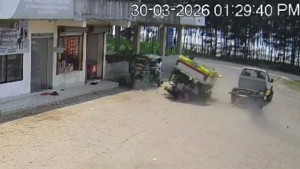 মেরিন ড্রাইভে ট্যুরিস্ট জিপ দুর্ঘটনা, ৮ পর্যটক আহত