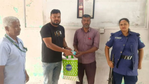 টাকাভর্তি মানিব্যাগ মালিককে ফিরিয়ে দিলেন পুলিশ সদস্য