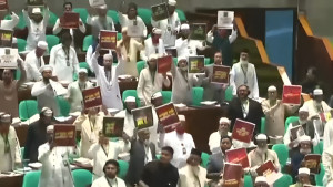 রাষ্ট্রপতির ভাষণ ঘিরে প্ল্যাকার্ড হাতে বিরোধীদলের প্রতিবাদ