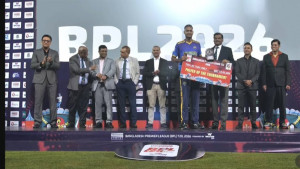 প্রতিশ্রুতি রেখে প্রাইজমানির টাকা মাঠকর্মীদের দিলেন শরিফুল