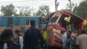 ২ গেটম্যানের বিরুদ্ধে মামলা