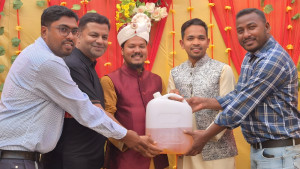 বিয়েতে বরকে ৫ লিটার অকটেন উপহার