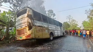 যশোরে চলন্ত বাসে আগুন, অল্পের জন্য রক্ষা পেলেন অর্ধশতাধিক যাত্রী